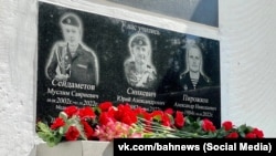 Мемориальная доска выпускникам, убитым во время войны России против Украины, в Бахчисарае. Крым, архивное фото
