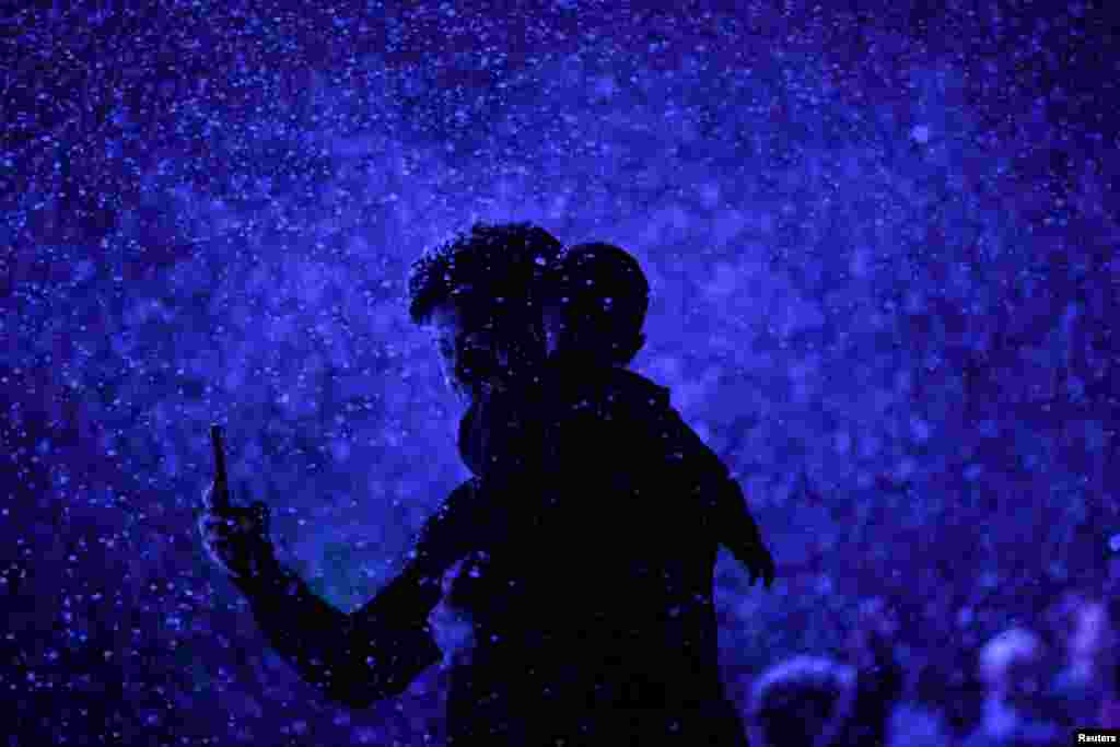 Posjetilac fotografiše prizore mobitelom za vrijeme Nights of the Jack - jedinstvenog doživljaja Noći vještica, na ranču King Gillette u Calabasasu, Kalifornija, SAD, 23. oktobra.