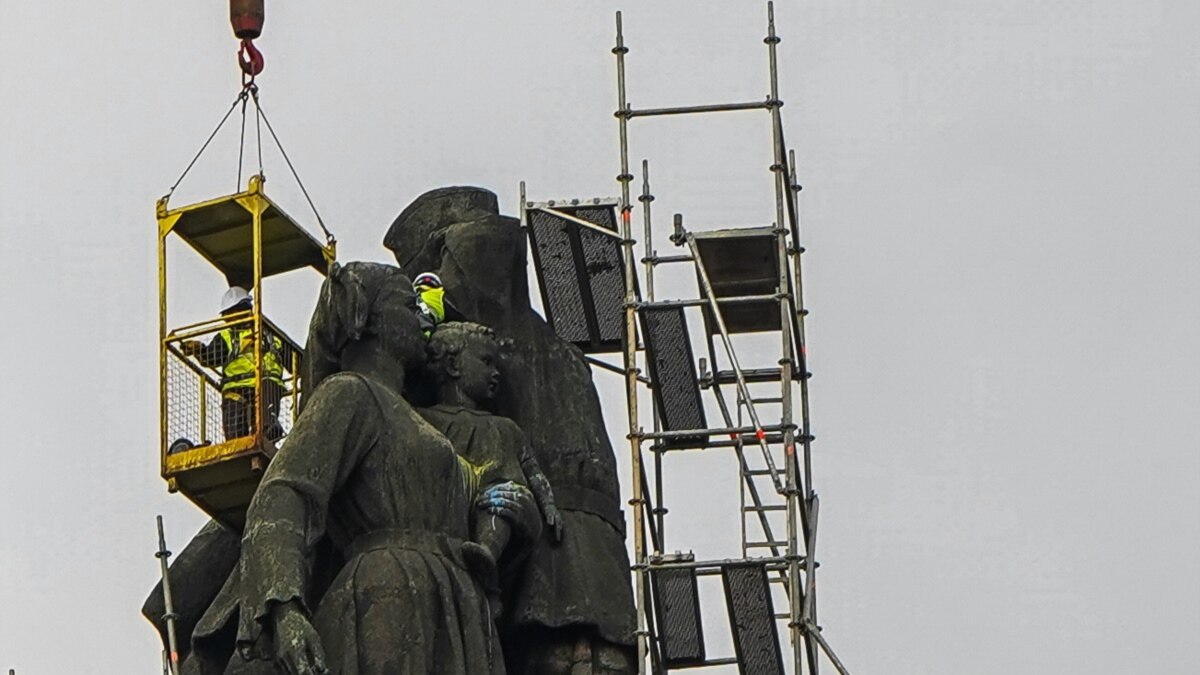 Влада Болгарії назвала терміни демонтажу пам’ятника радянській армії у Софії