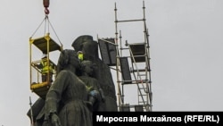 У середу робітники продовжили зрізати елементи пам’ятника, зокрема, проводили роботи зі зняття голови однієї зі статуй