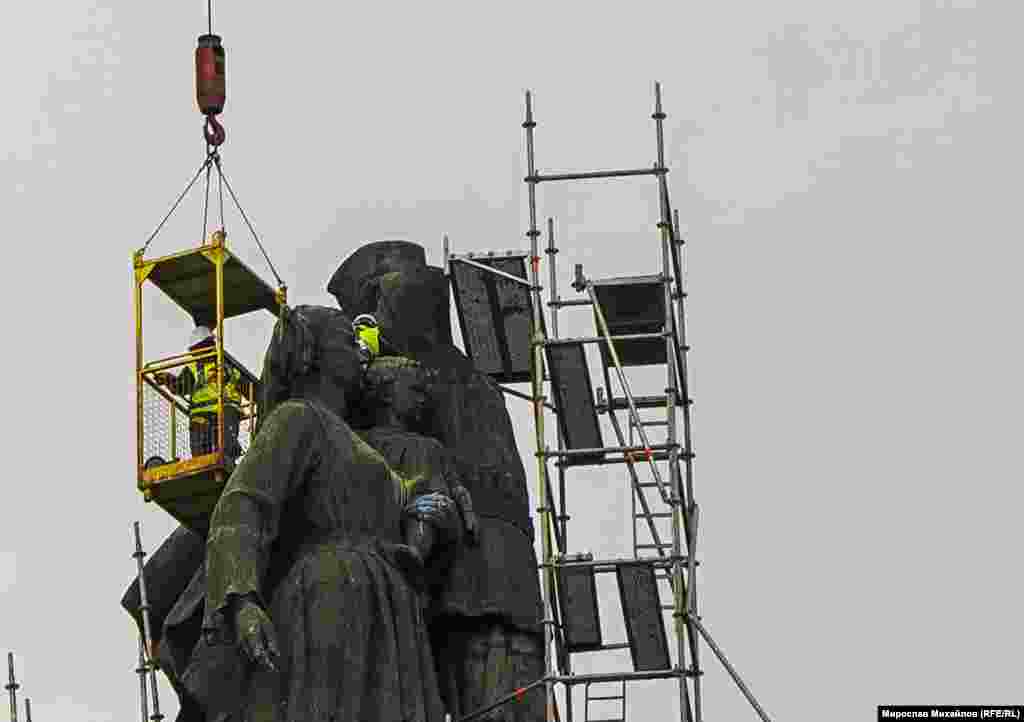 Рабочие у памятника 13 декабря. Сообщается, что после полного демонтажа части памятника будут перевезены на неуказанный &laquo;государственный объект&raquo; и в конечном итоге выставлены на всеобщее обозрение. &nbsp;