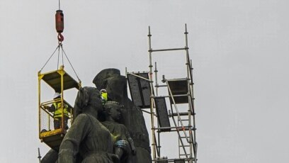 Демонтажът на паметника на съветската армия в София продължи в