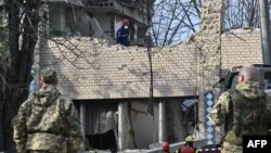 საილუსტრაციო ფოტო. უპილოტო საფრენი აპარატით დარტყმის შედეგად დანგრეული შენობა კიევის ოლქში. 2023 წლის 22 მარტი 