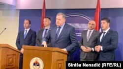 Milorad Dodik, predsjednik RS, predstavlja potpisani dokument o imovini, Banjaluka, 24. april 2023. godine. 