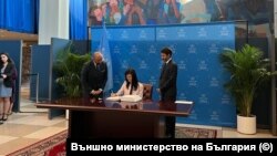 Външният министър на България Мария Габриел по време на подписването на споразумението 