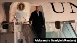 Президентът на САЩ Джо Байдън слиза от самолета наречен Air Force One при пристигането си на летище "Шопен" във Варшава