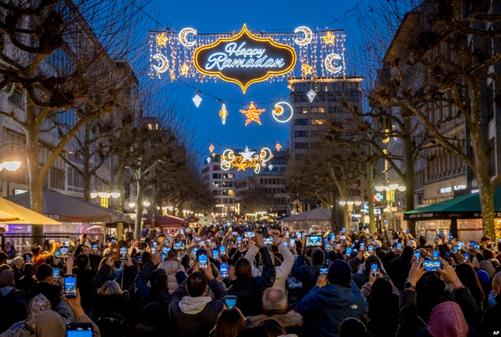 Një dekor dritash ku shkruan "Gëzuar Ramazanin" është ndriçuar në një zonë këmbësorësh në Frankfurt të Gjermanisë, më 10 mars 2024, me rastin e fillimit të muajit të shenjtë të Ramazanit.