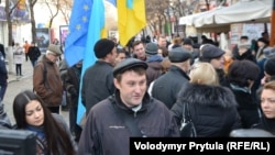 Андрей Щекун (в центре), украинский активист из Бахчисарая на проукраинском митинге в Симферополе, декабрь 2013 года, в марте 2014 года он стал координаторм Всекрымской украинской рады