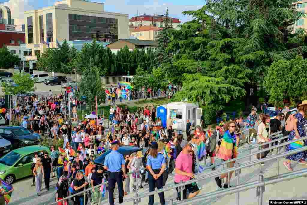 Na otvaranju Parade ponosa, predsednica Kosova Vjosa Osmani je rekla da, iako je Kosovo napredovalo u promovisanju ravnopravnosti prava osoba LGBTI+ zajednice, još je &quot;mnogo posla koji treba da se uradi&quot; .