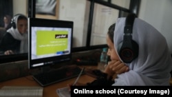 یک دختر دانش آموز در افغانستان از برنامه های مکتب آنلاین استفاده می کند. 