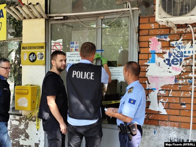 Momenti i mbylljes së objektit të Postës së Serbisë në Mitrovicë të Veriut.