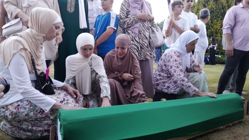 Боснияда Сребреница курмандыктарын эскерүүгө миңдеген адамдар катышты