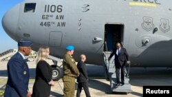 Lloyd Austin silazi iz aviona, Lod, Izrael, 18. decembra 2023.