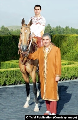 Fostul președinte turkmen, Gurbangulî Berdîmuhamedov, ține un cal, pe care s-ar afla călare fiul său, Serdar. Poza datează din 2021.