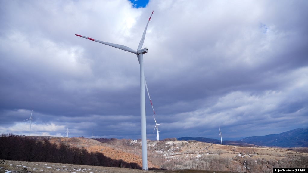 Ndër projektet që gjenerojnë energji të ripërtërishme në Kosovë, është një park i erës në Bajgorë të Mitrovicës së Jugut - që është një bashkëpunim firmash nga Kosova, Gjermania dhe Izraeli - si dhe një tjetër i ngjashëm në Kitkë të Kamenicës, investim nga kompania turke &ldquo;Guirish&rdquo;.