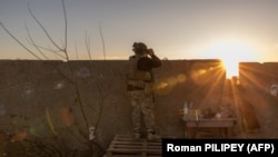 Український військовий спостерігає на позиції (ілюстраційне фото) 