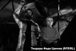  Невена Калудова с Владимир Солаков, който играе всички останали - шест мъжки функции - в пиесата 