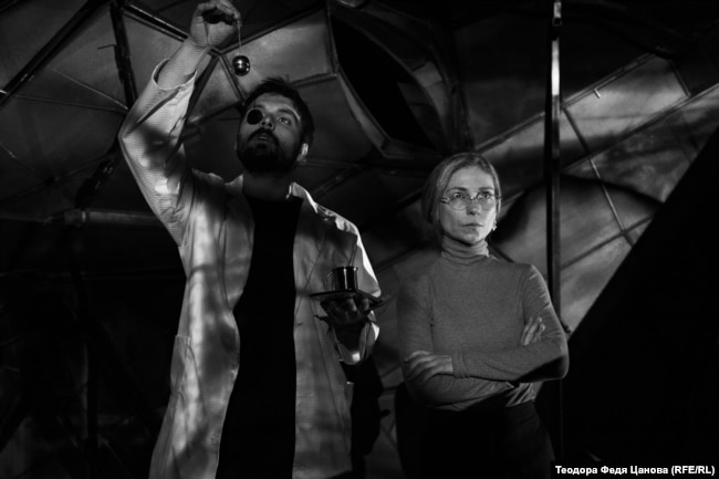 Невена Калудова с Владимир Солаков, който играе всички останали - шест мъжки роли - в пиесата "Анна - непоправимата".
