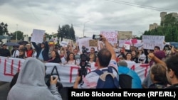 Učesnici protesta ispred Vlade, nakon optužbi za zloupotrebu droga na Klinici za onkologiju. Skoplje, 4. septembar 2023.