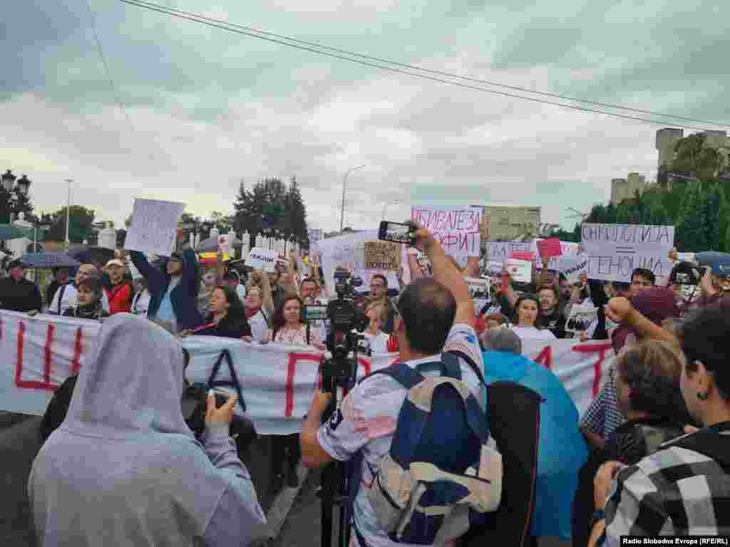 МАКЕДОНИЈА -&nbsp;&bdquo;Убивате за профит&ldquo;, &bdquo;Монструми&ldquo;, &bdquo;Oнкологија = геноцид&ldquo;, &bdquo;Колку вреди човечкиот живот&ldquo;, ова се само дел од пораките на транспарентите што денеска ги носеа учесниците на протестот пред Владата, по наводите за злоупотребата на лекови на Клиниката на онкологија. Насобраните граѓани, кои и покрај дождливото време се собраа во 18 часот пред Владата, во центарот на Скопје, извикуваа &ndash; &bdquo;крадци&ldquo; и &bdquo;убијци&ldquo;. Дел од насобраните си ги обоија рацете со црвена боја и оставија траги од дланките на асфалтот, а со црвена боја со големи букви на улицата пред Владата испишаа - Убијци.