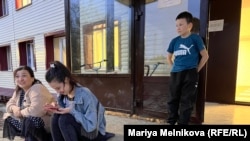 Ольга Досалиева (слева) на крыльце Дома юношества «Шанырак» в Уральске. 18 мая 2024 года