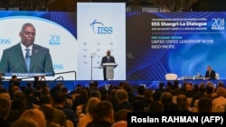 Американскиот секретар за одбрана Лојд Остин за време на неговото обраќање на Самитот Шангри-Ла во Сингапур, 3 мај 2023