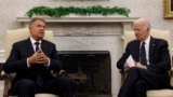 Președintele Klaus Iohannis (stânga) și omologul său american, Joe Biden, au discutat la Casa Albă despre cererea Ucrainei de a primi mai multe sisteme de apărare antiaeriană Patriot.