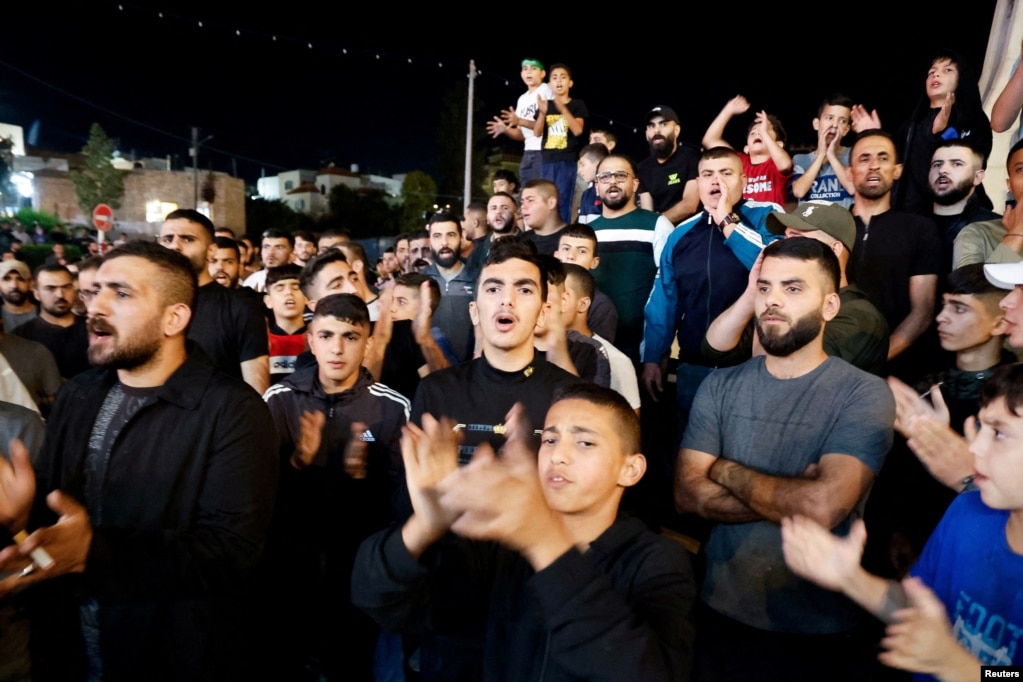 Palestinezët marrin pjesë në një protestë në Tubas në Bregun Perëndimor të pushtuar nga Izraeli, 17 tetor 2023, pasi qindra palestinezë u vranë nga një shpërthim në spitalin Al-Ahli në Gazë.