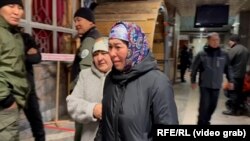 Ölen magdançylaryň ýasyny tutýan aýallar