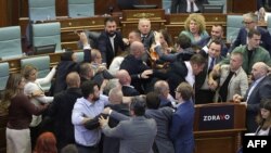 Tuča između poslanika Demokratske partije Kosova i Samoopredjeljenja, Priština, 13. juli 2023.