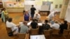 Vanredni parlamentarni izbori, koji će biti održani 25. oktobra, koštali su do sada građane Srbije najmanje 16,5 miliona evra, pokazala je analiza RSE. (Na fotografiji: građani na biralištu u Beogradu, jun 2024.) 