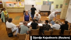 Vanredni parlamentarni izbori, koji će biti održani 25. oktobra, koštali su do sada građane Srbije najmanje 16,5 miliona evra, pokazala je analiza RSE. (Na fotografiji: građani na biralištu u Beogradu, jun 2024.) 