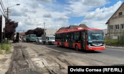 Turda este singurul oraș din România cu transport exclusiv electric, vehiculele fiind cumpărate cu bani UE. Unele străzile pe care acestea circulă sunt însă în lucru, pe alte finanțări europene.