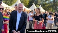 Ambasador Sjedinjenih Američkih Država (SAD) u Srbiji Kristofer Hil (Christopher Hill) sa učesnicima i učesnicama Parade ponosa u Beogradu, 9. septembar 2023.