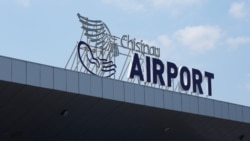 Poliția de frontieră a anunțat pe 15 mai că a contracarat noi tentative de contrabandă cu valută la Aeroportul Internațional Chișinău.