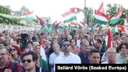 Magyar Péter támogatói a Várkert Bazárnál 2024. május 30-án