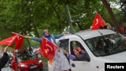 خوشحالی هواداران رجب طیب اردوغان رئیس جمهور ترکیه پس از پیروزی او در دور دوم انتخابات ریاست جمهوری