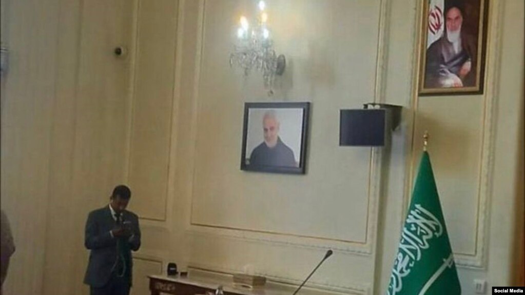 وجود این عکس در تالار آینه وزارت خارجه باعث اعتراض عربستانی‌ها شد