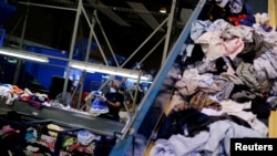 Pakiranje rabljene odjeće u skladištu blizu Barcelone, Španjolska, 1. augusta 2023.