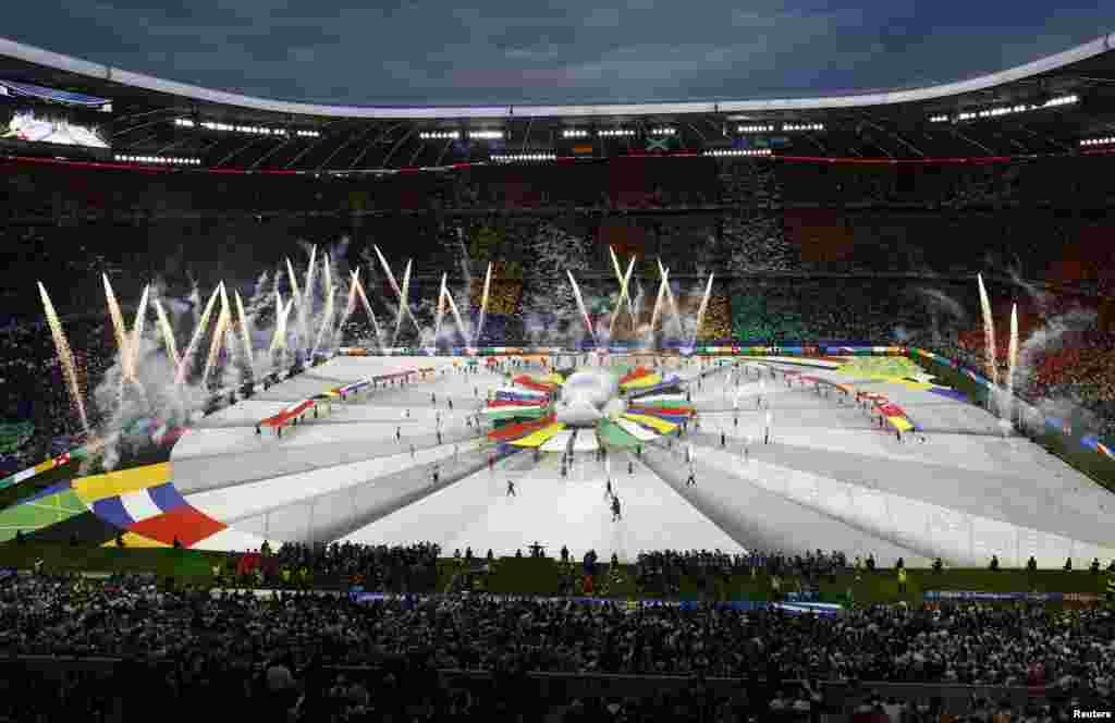 Pamje e përgjithshme brenda stadiumit Allianz Arena në Munih, Gjermani, gjatë ceremonisë hapëse të Kampionatit Evropian 2024, 14 qershor 2024.