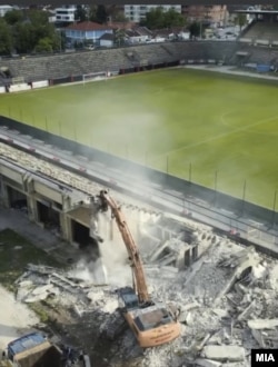 Слика од уривањето на една од трибините на стадионот во Тетово