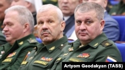 По сообщению, у генерала прошел обыск. После обыска Шамарина (справа) доставили на допрос в главное военное следственное управление Следственного комитета России