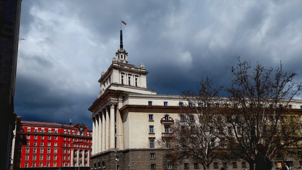 Нова пленарна сесия, нова“ сграда на Народното събрание. През следващите