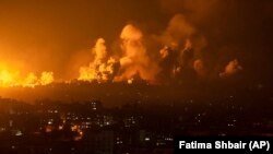 Zjarr dhe tym ngrihet mbi qiellin e Qytetit të Gazës, si pasojë e një sulmi ajror izraelit më 8 tetor 2023, një ditë pasi Hamasi kreu një sulm të madh në jug të Izraelit.