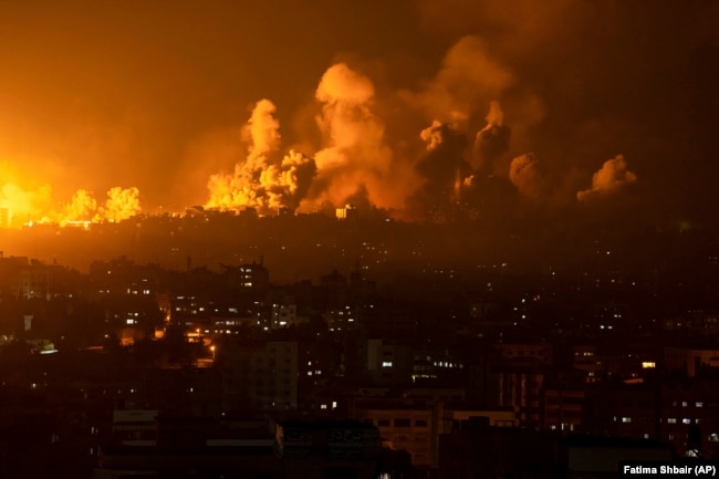 Zjarr dhe tym ngjiten në ajër, pas bombardimeve izraelite në Rripin e Gazës. 8 tetor 2023.