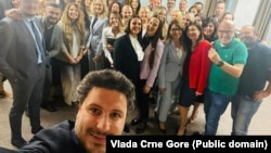 Oproštajni selfi bivšeg premijera Dritana Abazovića sa članovima svog kabineta