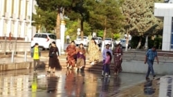 Diňle: Balkanyň kärhanalarynda işgärler işden çykýar, ýolbaşçylar aýlyklaryň ýokarlanmajagyny boýun alýar