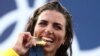 Jessica Fox iz Australije grize svoju zlatnu medalju. Olimpijske igre Pariz 2024. - slalom, kanu - žene, kajak pojedinačno, pobjednička ceremonija - nautički stadion Vaires-sur-Marne - Whitewater, Vaires-sur-Marne, Francuska - 28. jula 2024.