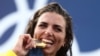 Jessica Fox e Australisë kafshon medaljen e saj të artë në Lojërat Olimpike Parisi 2024, 28 korrik 2024.