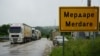 Kamionët e parkuar në Merdare në anën e Serbisë në mëngjesin e 15 qershorit.
